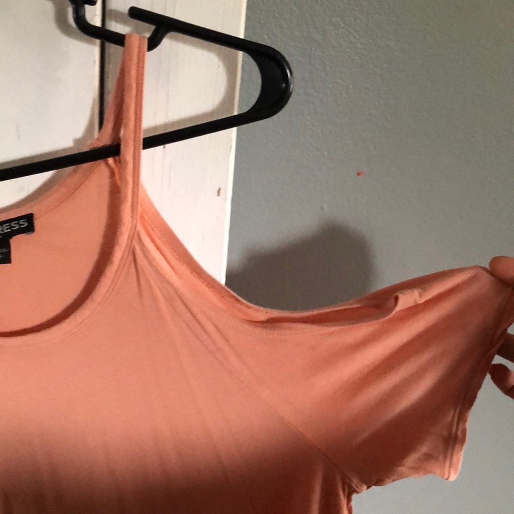 Express open shoulder tee - Picture 2 of 4